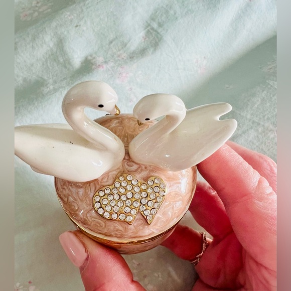 Elegant Swan Jewelry Trinket Box 💕 - Picture 4 of 7